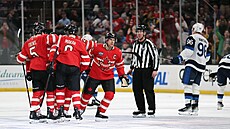 Radost kanadských hokejist� po gólu na 5:3 proti Finsku.
