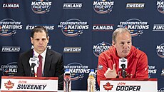 Generální mana�er kanadského výb�ru Don Sweeney (vlevo) a kou� Jon Cooper na...