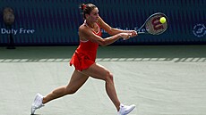 Ukrajinská tenistka Marta Kosuková v akci proti Katein Sinaikové.