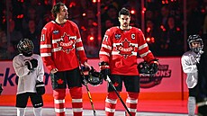Mark Stone a Sidney Crosby bhem kanadské hymny ped zápasem proti védsku.