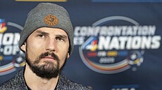 Americký branká Connor Hellebuyck na tiskové konferenci ped startem Four...