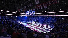 Montrealská aréna Bell Centre bhem americké hymny.