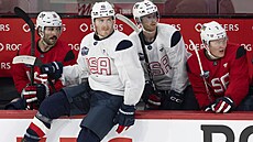 Matthew Tkachuk na tréninku USA, za ním zleva Vincent Trocheck, Kyle Connor a...