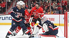 Americký branká Connor Hellebuyck si hledá letící puk v utkání s Kanadou.