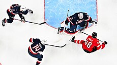 Connor Hellebuyck zastavuje na hranici brankovi�t� pokus Thomase Harleyho.