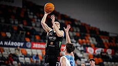 Nymburský basketbalista J.T. Shumate zakonuje v utkání s Nitrou.