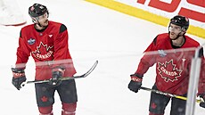 Sidney Crosby (vlevo) a Connor McDavid na tréninku Kanady.