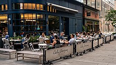 Zákazníci sedící na zahrádce jedné z restaurací etzce Daily Provisions na...