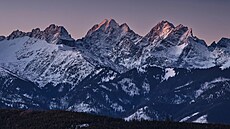 Tatry pohledem z Polska: Ganok (2465 m), Vysoka (2559 m) a Rysy (2501 m)....