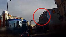 Bhem honiky jel mu na ervenou.