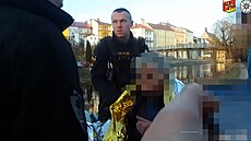 Seniorka v Jarom��i spadla k Labi, pomohli jí policisté