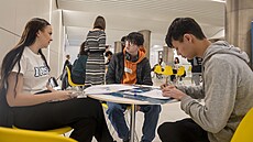 D�ti z d�tských domov� si na Fakult� managementu a ekonomiky Univerzity Tomá�e...