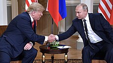 Americký prezident Donald Trump (vlevo) a jeho ruský protějšek Vladimir Putin...