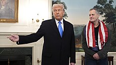 Americký prezident Donald Trump s americkým u�itelem propu�t�ným z ruského...