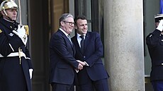 Francouzský prezident Emmanuel Macron p�ivítal britského premiéra Keira...