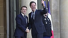 Francouzský prezident Emmanuel Macron p�ivítal generálním tajemníkem NATO...