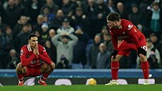 Trent Alexander-Arnold, obránce Liverpoolu, eká v závru utkání na Evertonu na...