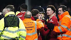 Vyhrocené derby mezi Evertonem a Liverpoolem skonilo hromadnou potykou....