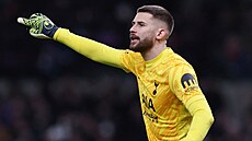 Italský branká� Guglielmo Vicario v akci. Po zran�ní se vrátil do brány...