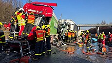 Zásah u nehody �esti kamion� na D1 nedaleko Ostravy. Zranili se �ty�i lidé,...