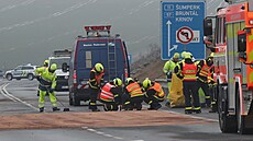 Úklid obchvatu Opavy po tragické nehod�, p�i které zem�eli t�i lidé a dva se...