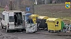 Záb�r z kamery, který dokumentuje nelegální po�ínání mu�� vyhazujících stavební...