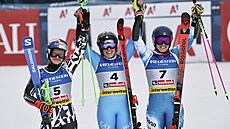 Nejlep�í trojice ob�ího slalomu v Saalbachu. Zleva st�íbrná Alice Robinsonová,...