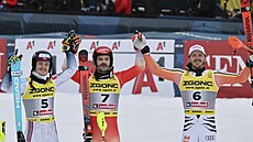 Nejlep�í trojice mistrovského slalomu: Loic Meillard (uprost�ed), po levé ruce...