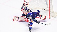 Filip P�ikryl p�ekonává v trestném st�ílení branká�e Tomá�e Vomá�ku.