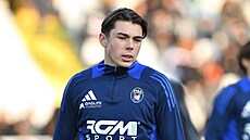 Louis Thomas Buffon se rozcvi�uje p�ed druholigovým utkáním v Cesen�.