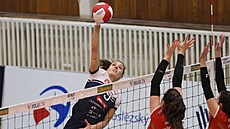 Smeaka volejbalistek Frýdku-Místku Gabriela Borawská smeuje kolem...