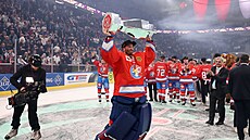 Branká imon Hrubec s trofejí pro vítze Ligy mistr.