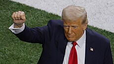 Donald Trump zdraví fanou�ky p�ed za�átkem Super Bowlu.