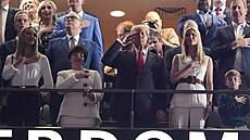 Prezident Donald Trump, po jeho levé ruce stojí dcera Ivanka a její syn...
