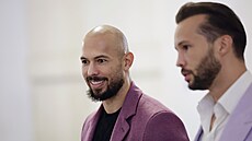Britsko-americký influencer Andrew Tate (vlevo) i se svým bratrem Tristanem u...