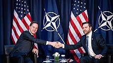 Generální tajemník NATO Mark Rutte (vlevo) a americký viceprezident J. D. Vance...