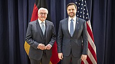 Nmecký prezident Frank-Walter Steinmeier (vlevo) a americký viceprezident J....