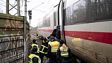 N�mecká policie po boku hasi�� zasahuje v Hamburku, kde se srazil vlak s...