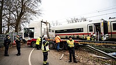 N�mecká policie po boku hasi�� zasahuje v Hamburku, kde se srazil vlak s...