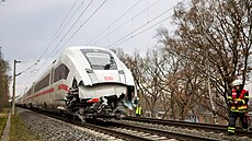 N�mecká policie po boku hasi�� zasahuje v Hamburku, kde se srazil vlak s...
