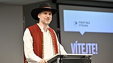 Pedseda Pirát Zdenk Hib na celostátním fóru ve Zlín vítal v kroji