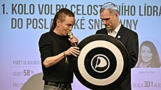 P�edseda Pirát� a volební lídr Zden�k H�ib p�evzal od svého p�edch�dce v �ele...