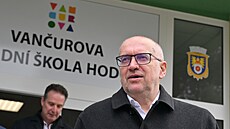 Ministr �kolství Mikulá� Bek nav�tívil Základní �kolu Van�urova v Hodonín�,...