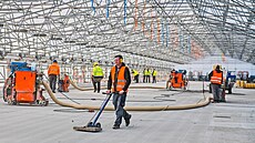 Dlníci pi práci na roziování dálnice D1 v Brn vyuívají vyhívané stany,...