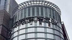 Snímek z videa tchajwanské televize TVBS ukazuje po�kozenou fasádu obchodního...