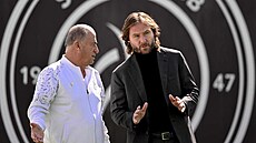 Pavel Nedvd v rozhovoru s trenérem a-ababu Fatihem Terimem.