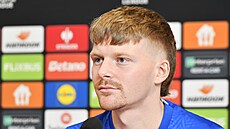 Pavel �ulc odpovídá noviná��m na tiskové konferenci p�ed zápasem Plzn� s...