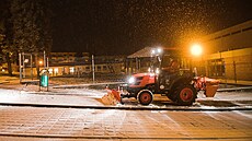 Za úklid chodníku p�ed domem, dvora �i prostoru v areálu firmy v�dy odpovídá...