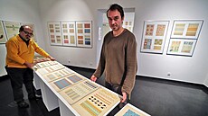 Vpravo je kurátor výstavy Petr Koárek pi píprav jiné expozice.