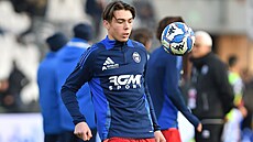 Louis Thomas Buffon se rozcvi�uje p�ed druholigovým utkáním v Cesen�. V...